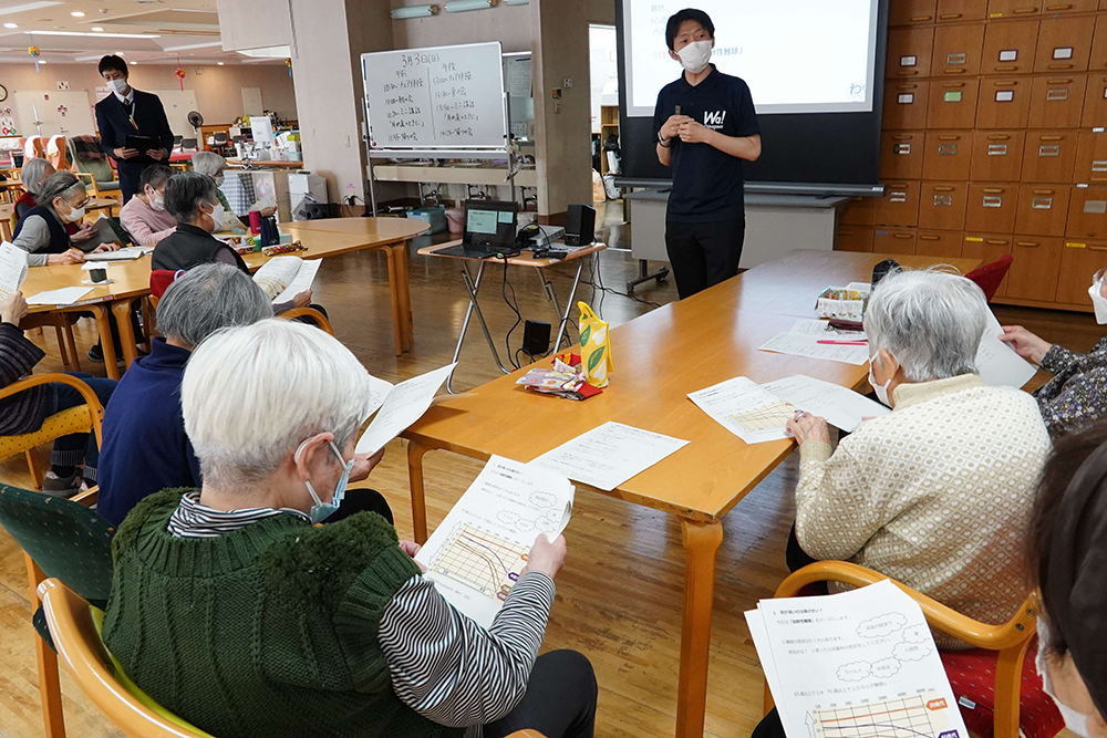 講話をしている会場の画像